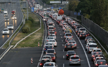 Csaknem hétszázezer személyautó cserélt gazdát az első három negyedévben