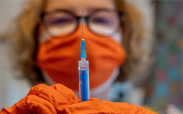Magyarország a szomszédos országok határ mentén lakóinak is felajánlja a védőoltást 